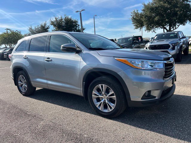 Used 2014 Silver Toyota XLE V6 image 4