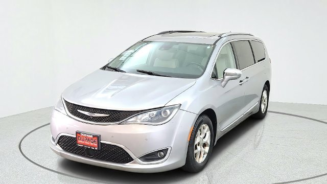 Used 2017 Silver Chrysler Limited image 4