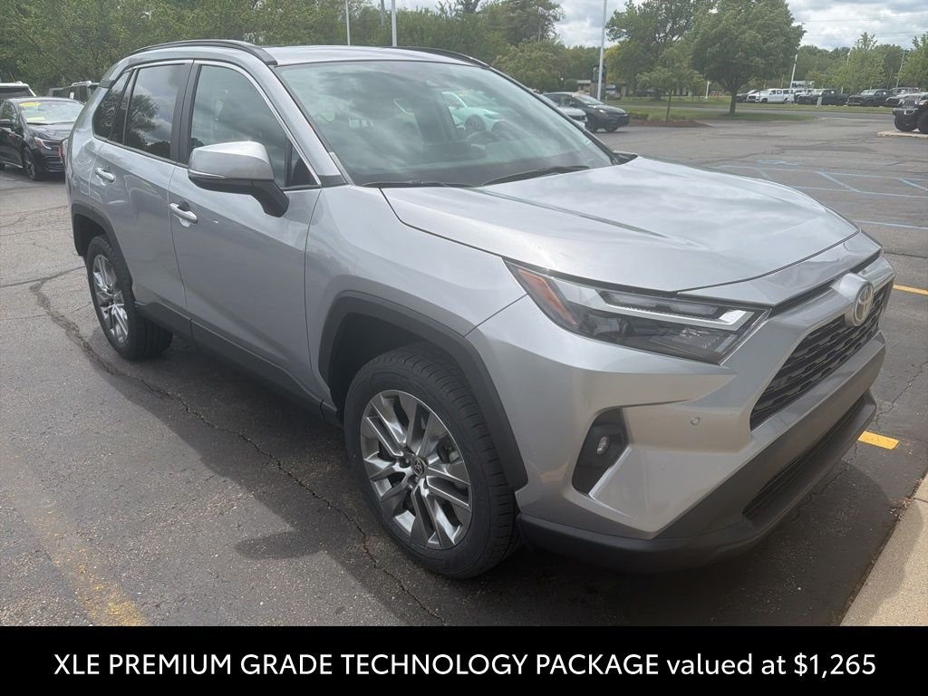 Used 2022 Silver Toyota XLE Premium image 5
