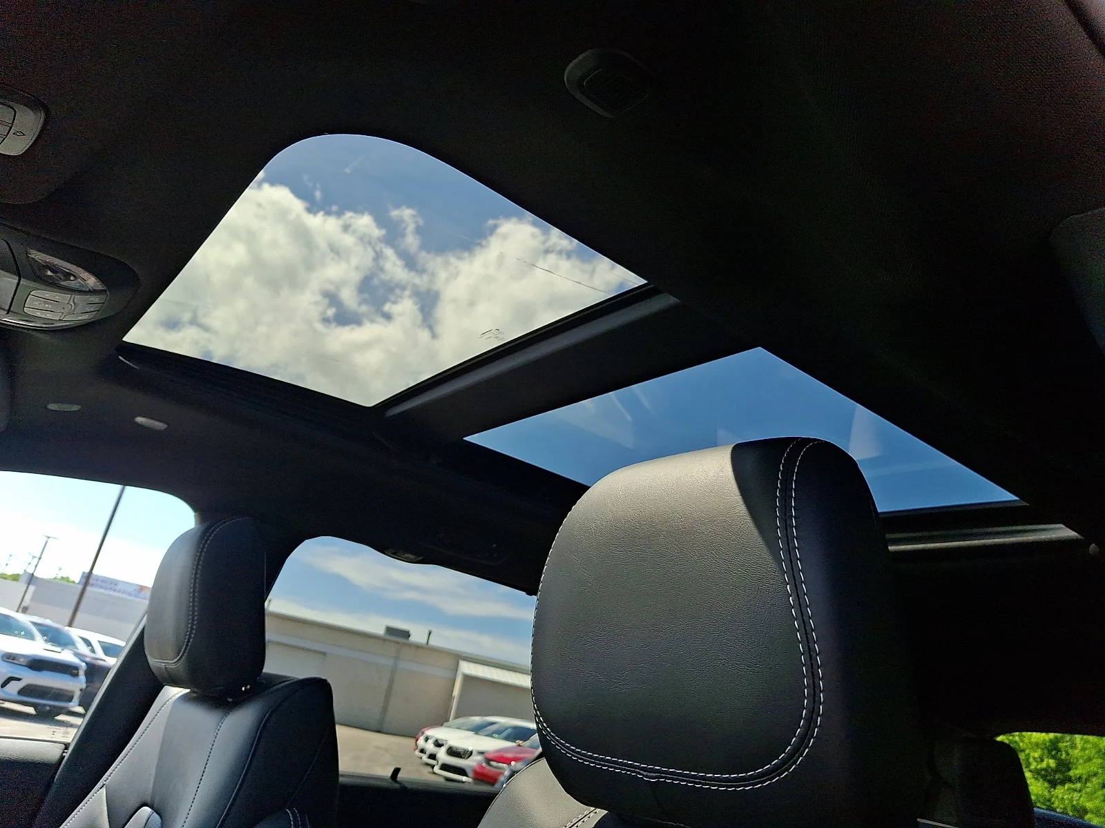 New 2027 Red Hot Pearl-Coat Exterior Paint Chrysler Select image 15