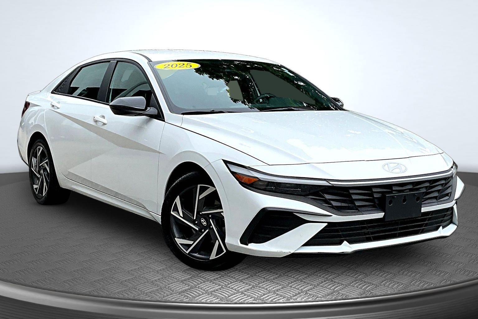 Used 2025 White Hyundai SEL Sport image 2