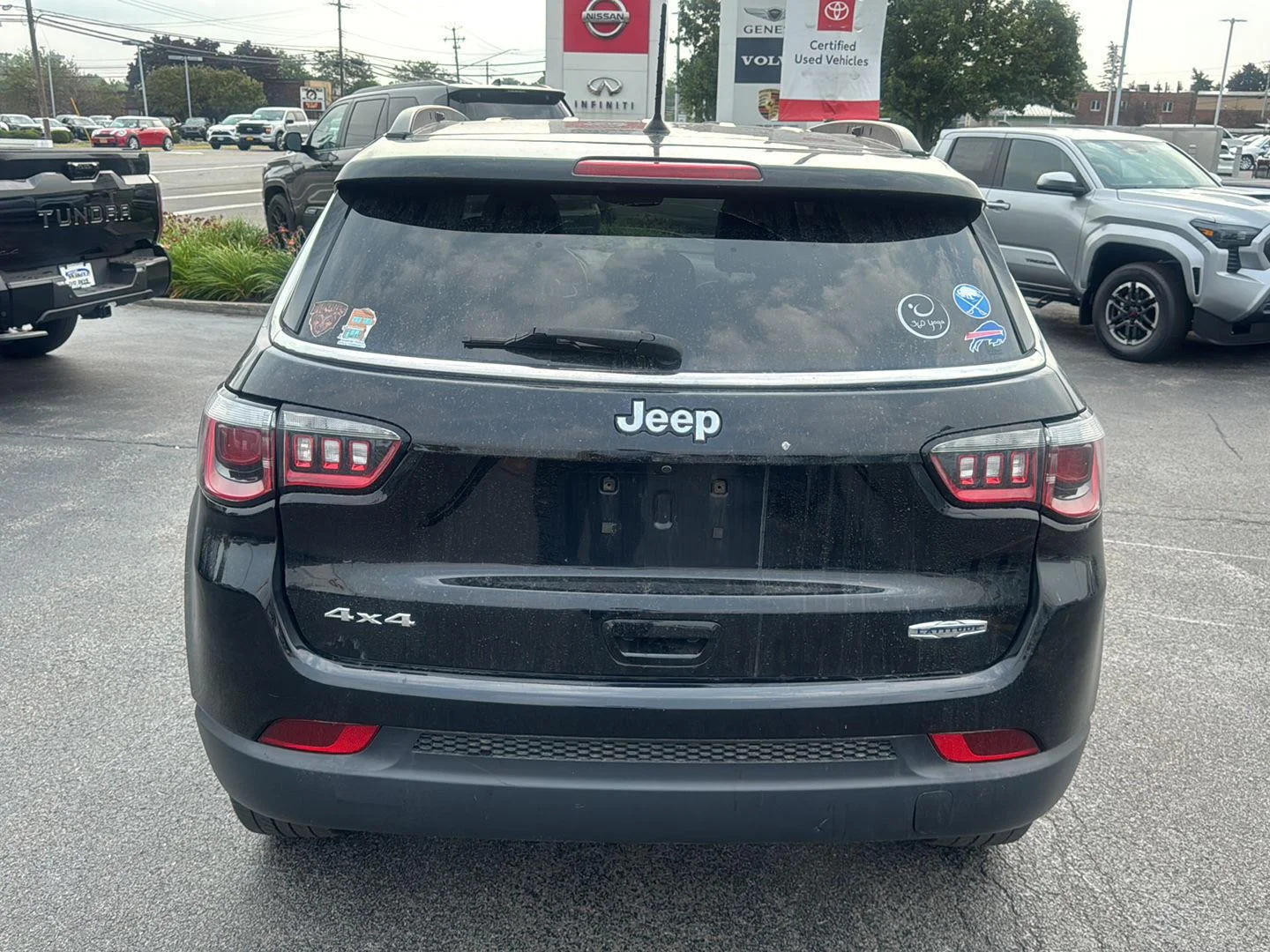 Used 2018 Diamond Black Crystal Pearlcoat Jeep Latitude image 5