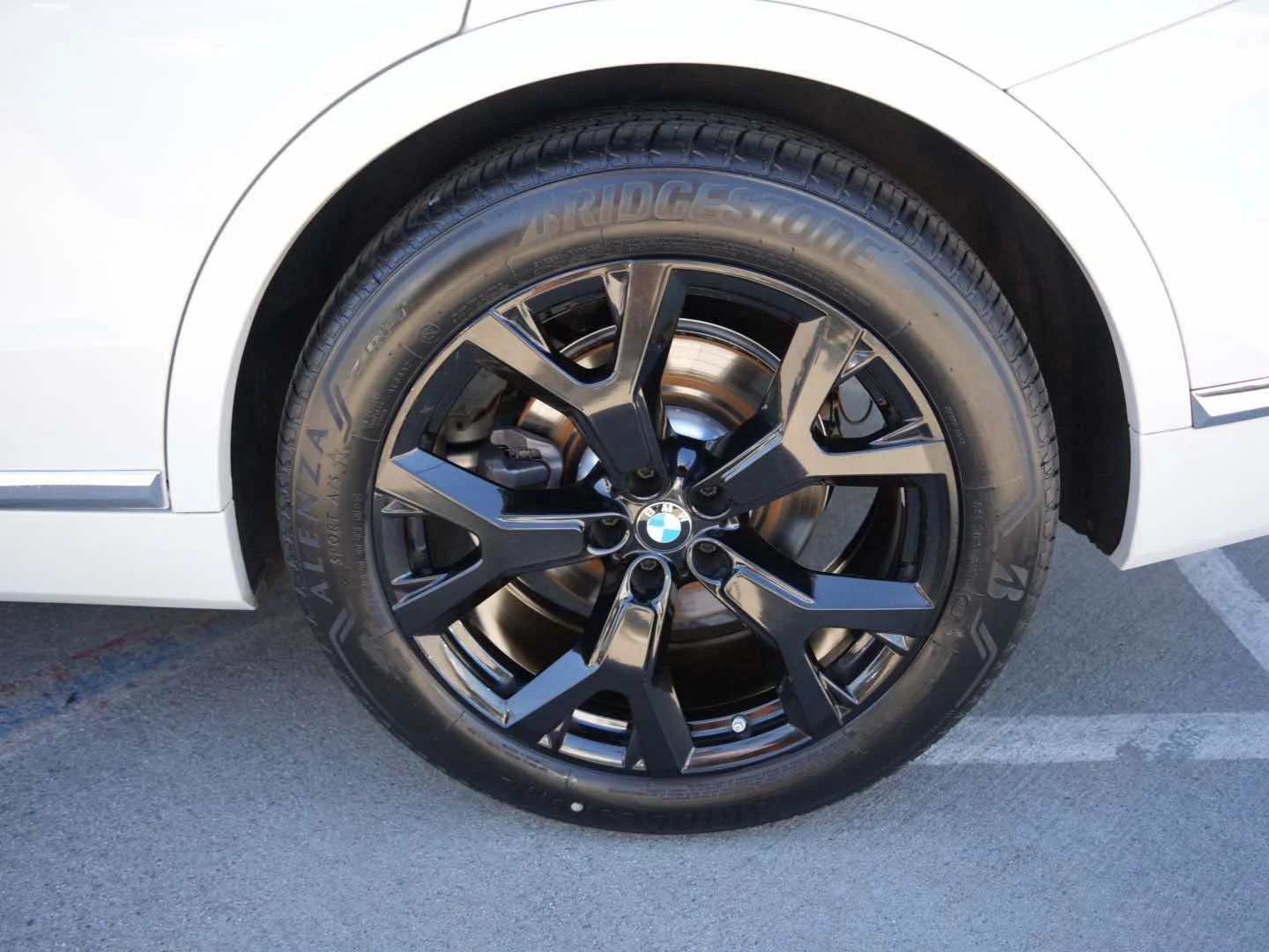 Used 2022 Mineral White Metallic BMW xDrive40i Sports Activity Vehicle image 6