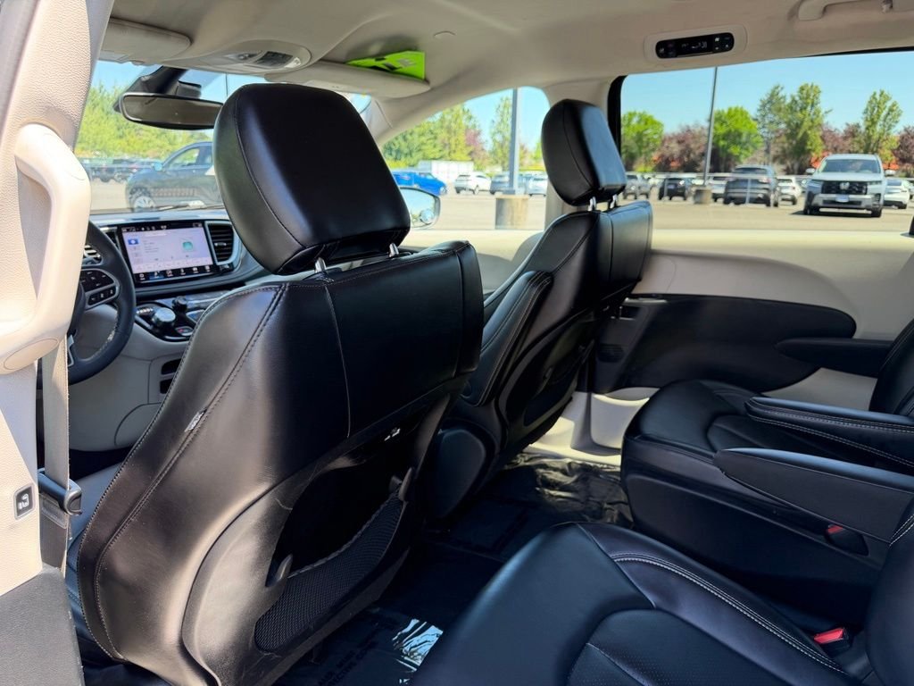 Used 2023 Brilliant Black Crystal Pearlcoat Chrysler Touring L image 31