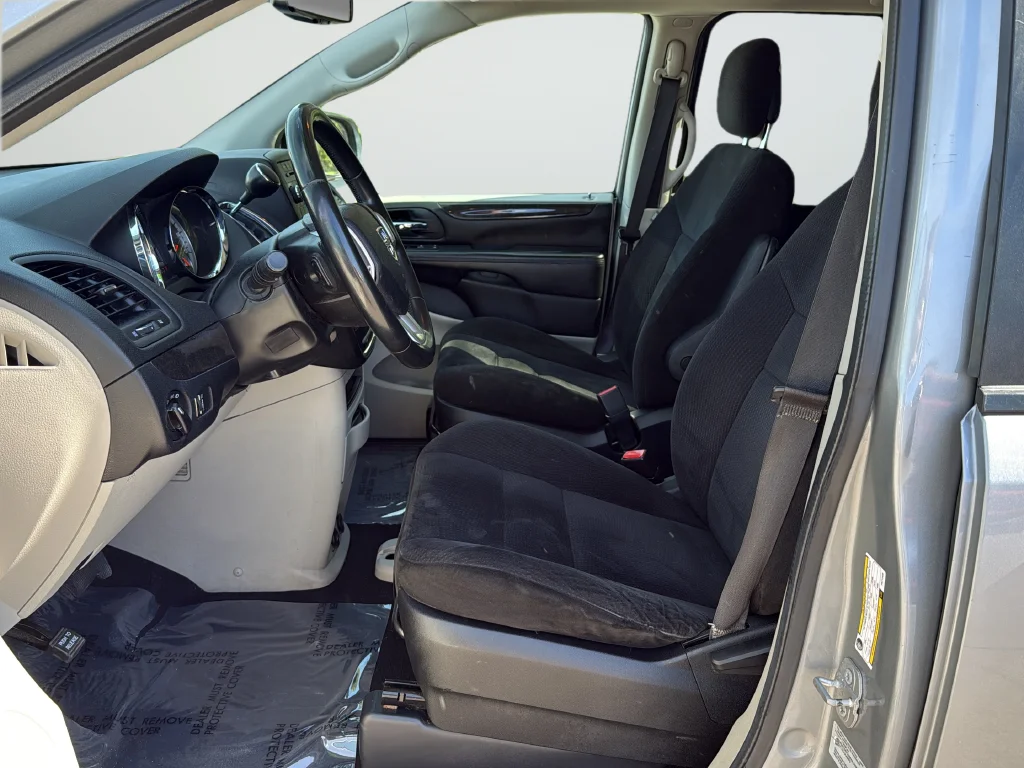 Used 2015 Silver Dodge SE image 10