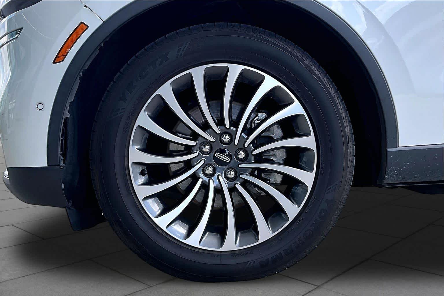 Used 2023 Pristine White Metallic Tri-Coat Lincoln Reserve image 11