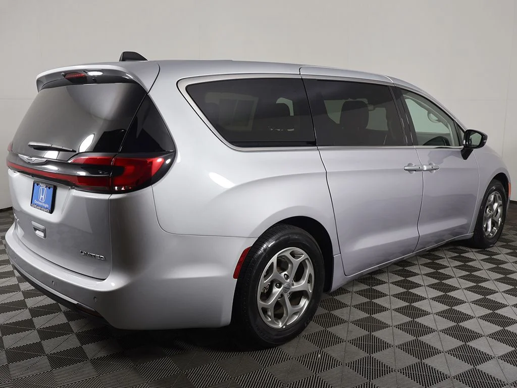 Used 2024 Silver Mist Clearcoat Chrysler Limited image 13