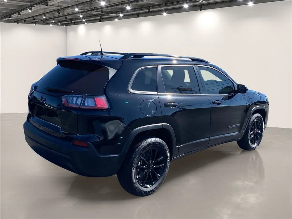 Used 2023 Diamond Black Crystal Pearlcoat Jeep Altitude Lux image 7