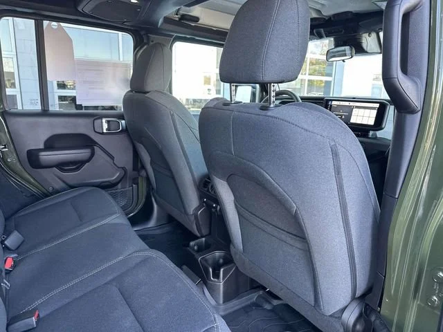 Used 2024 Geen Jeep Sport S image 23
