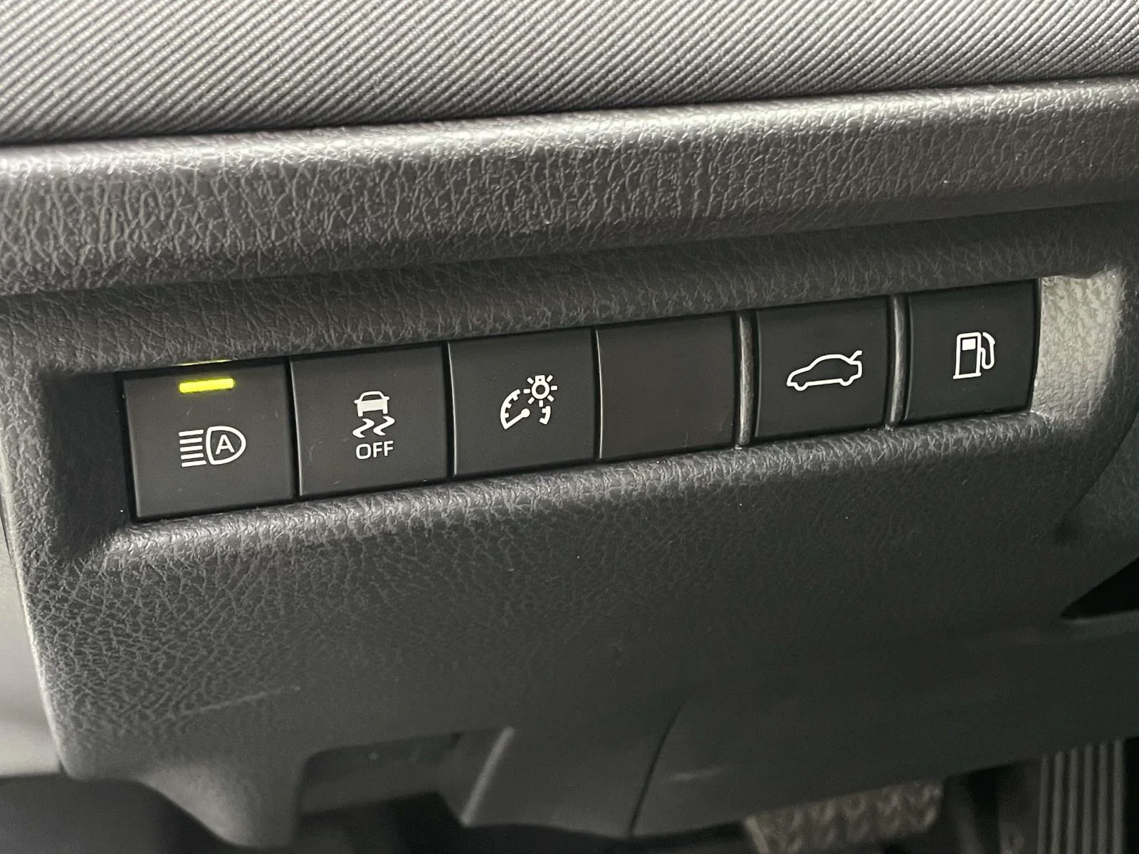2025 Toyota Camry LE - Photo 9