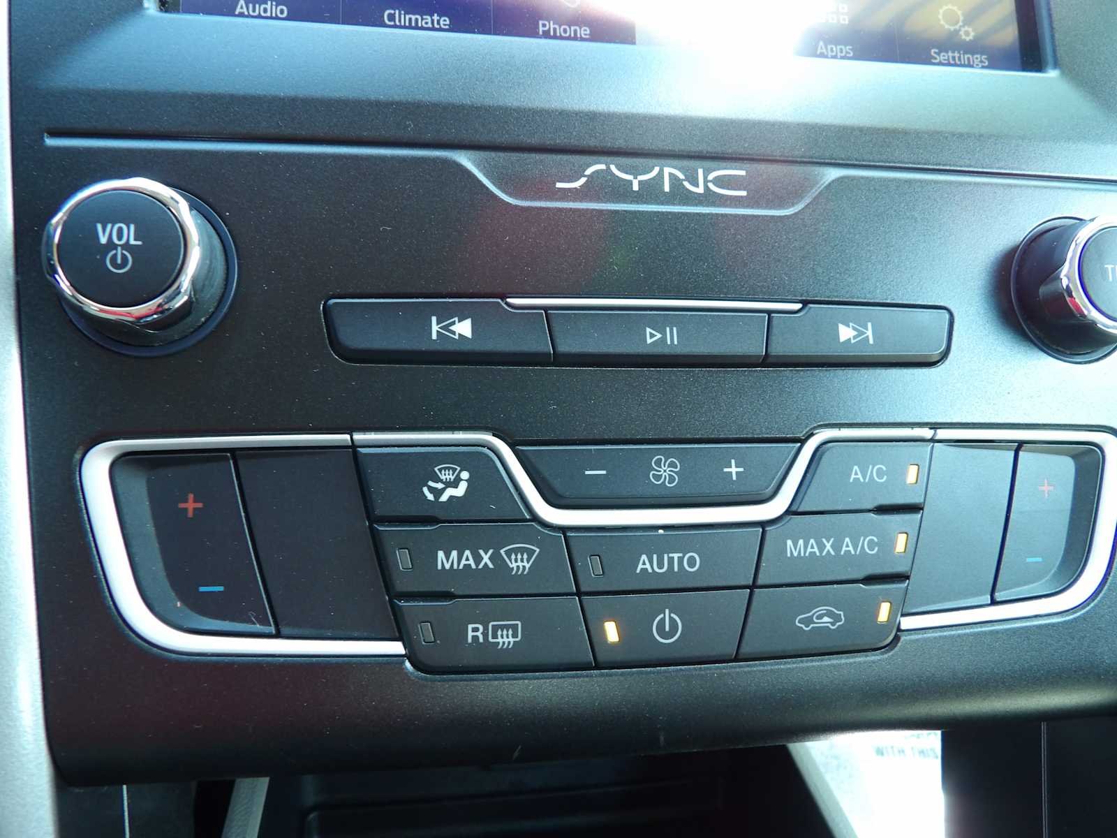 Used 2020 Agate Black Metallic Ford SE image 22
