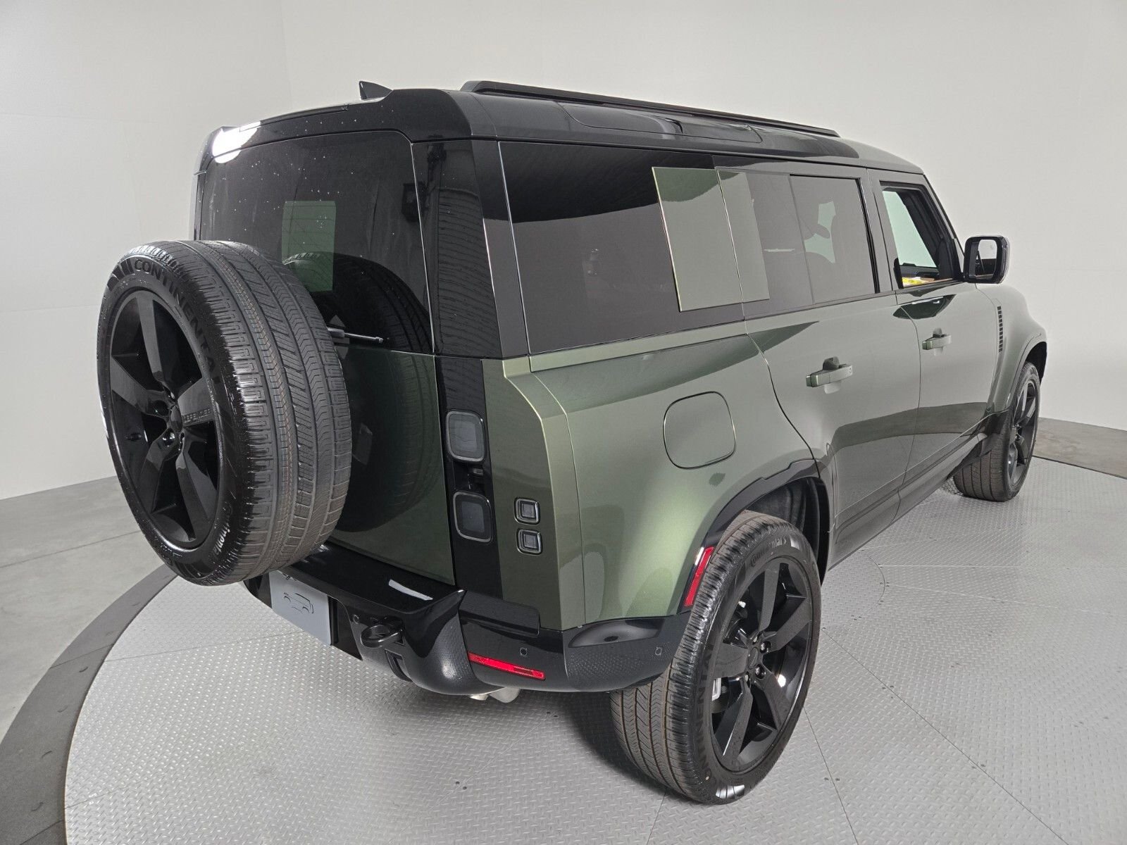 New 2026 Woolstone Green Land Rover X-Dynamic SE image 2