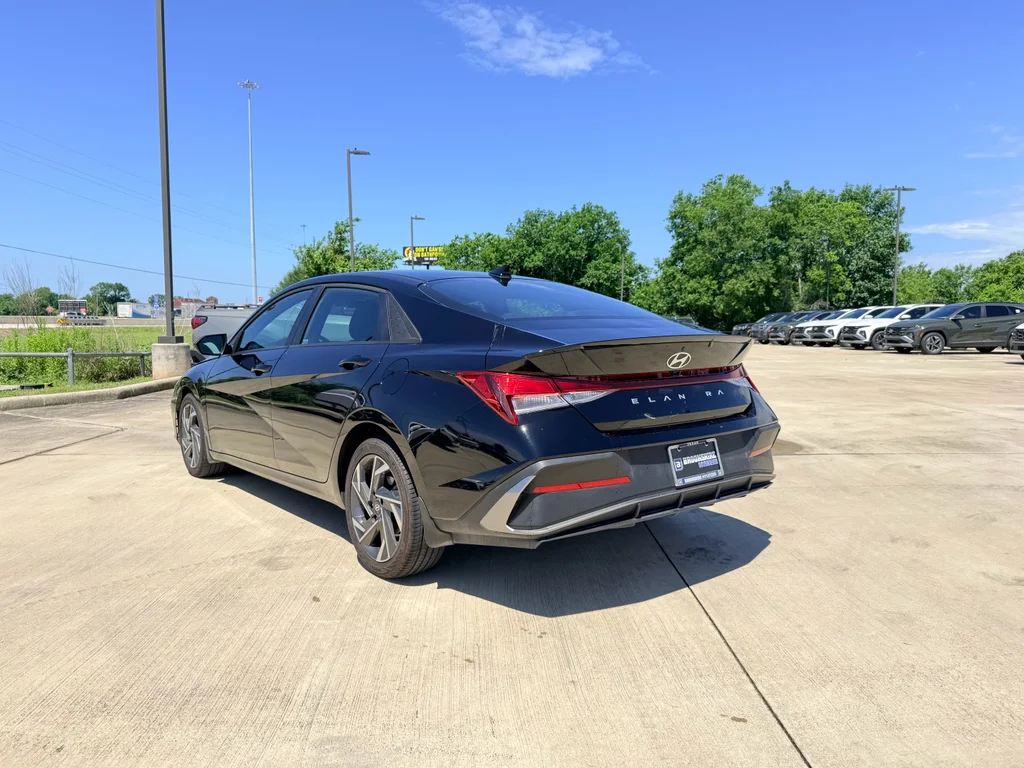 Used 2025 Abyss Black Hyundai SEL Sport image 8