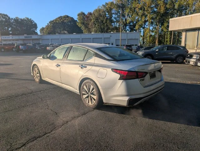 Used 2022 Silver Nissan 2.5 SV image 5