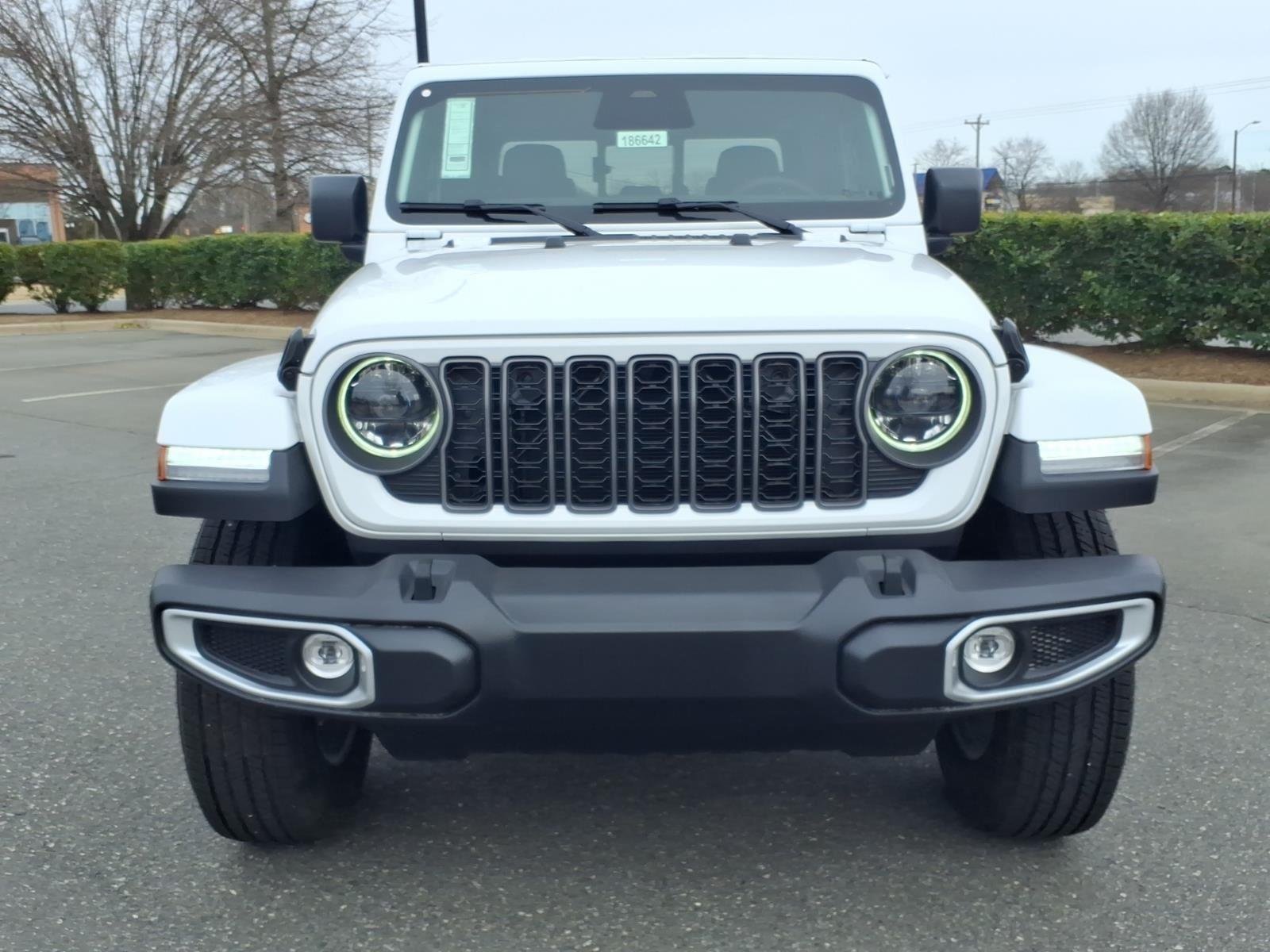 New 2026 Bright White Clear-Coat Exterior Paint Jeep Sahara image 13