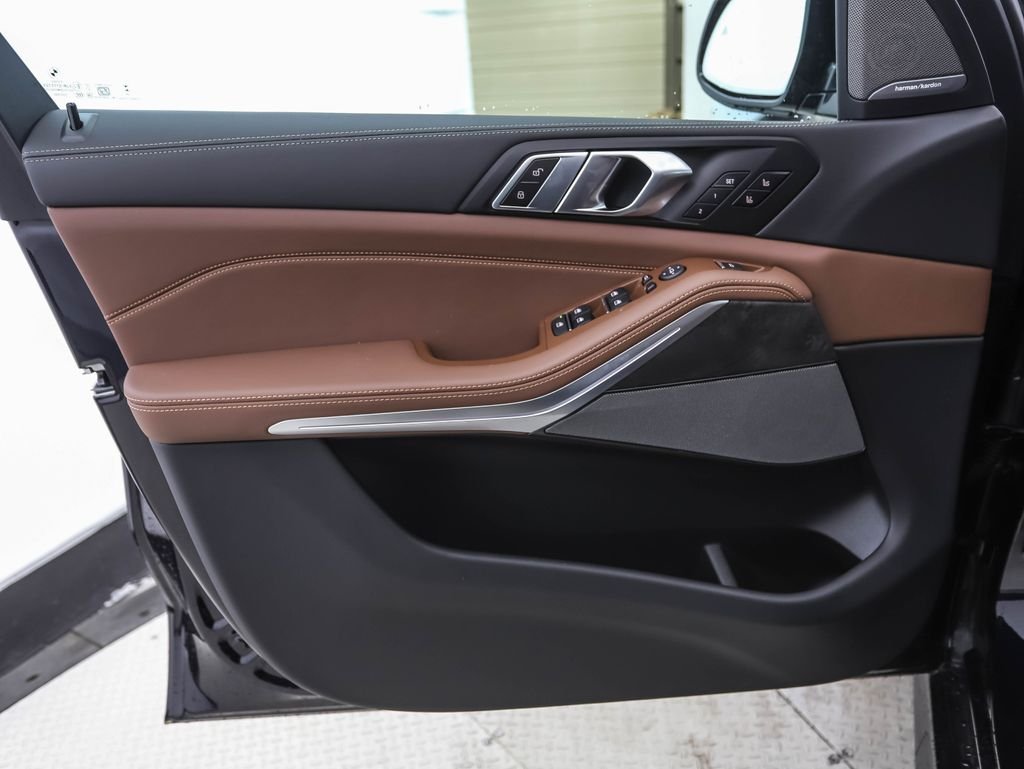 New 2026 Carbon Black Metallic BMW xDrive40i image 9