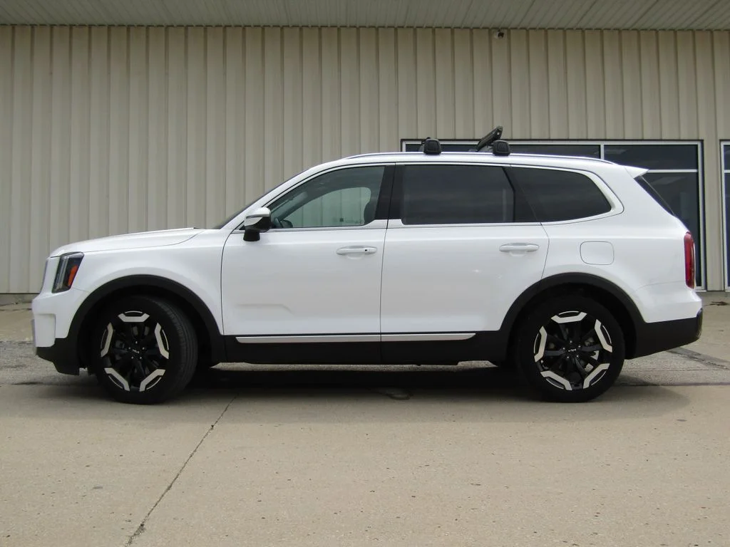 Used 2025 White Kia S image 11