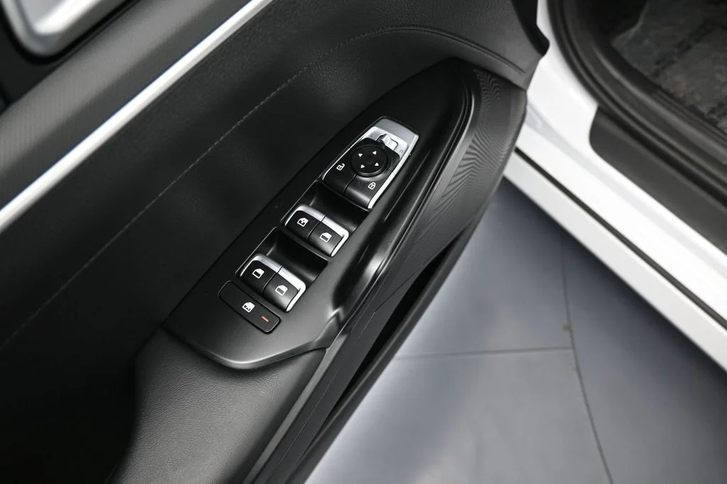 Used 2023 Glacial White Pearl Kia GT-Line image 13