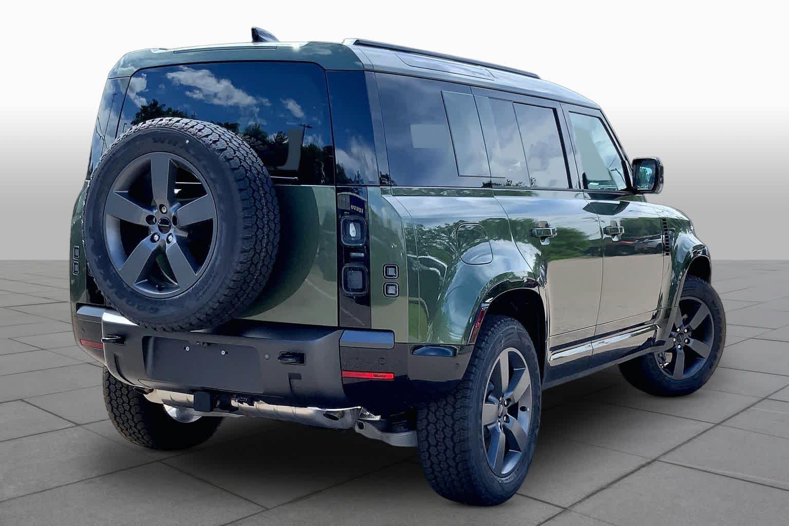 New 2026 Woolstone Green Land Rover X-Dynamic SE image 3