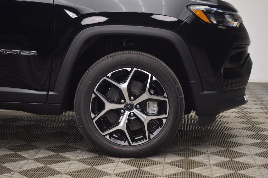 New 2026 Diamond Black Crystal Pearl-Coat Exterior Paint Jeep Limited image 6