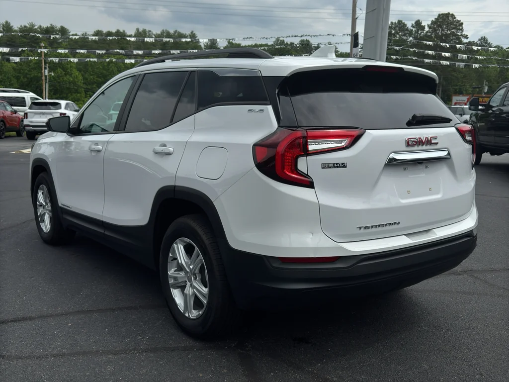 Used 2022 Summit White GMC SLE image 15