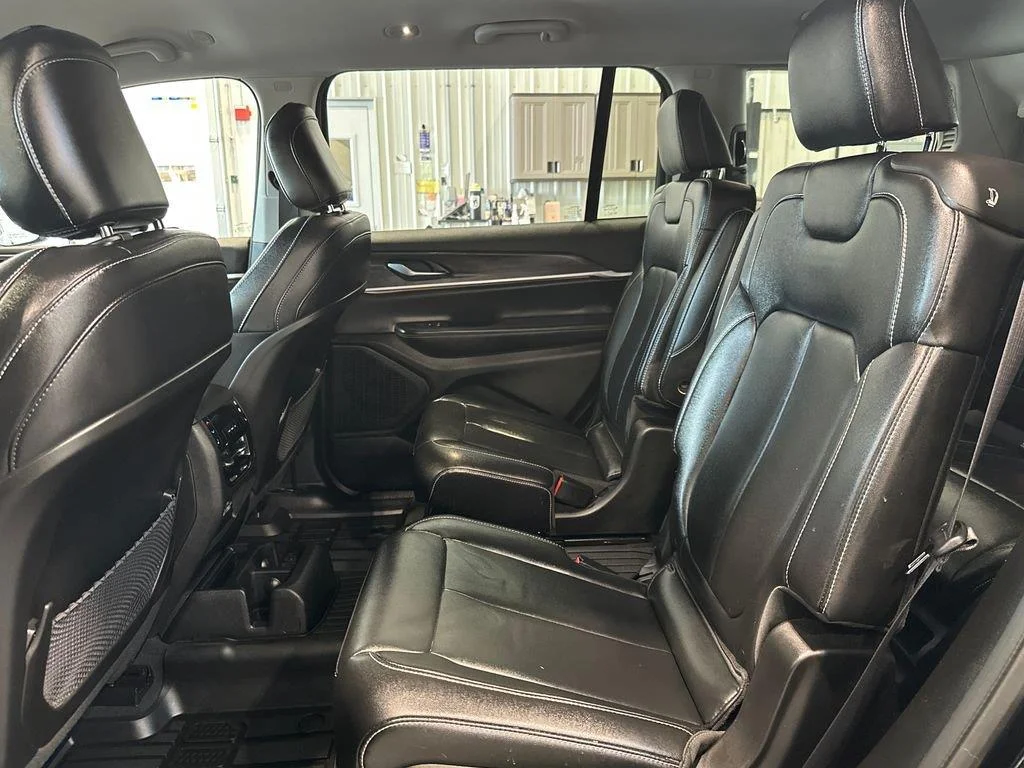 Used 2023 Diamond Black Crystal Pearlcoat Jeep Limited image 27