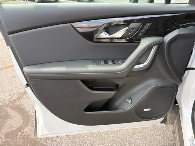 Used 2025 Iridescent Pearl Tricoat Chevrolet Premier image 16
