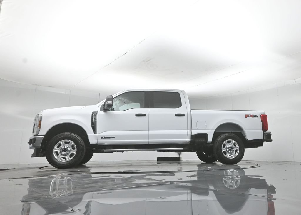 New 2026 Oxford White Ford XLT image 7