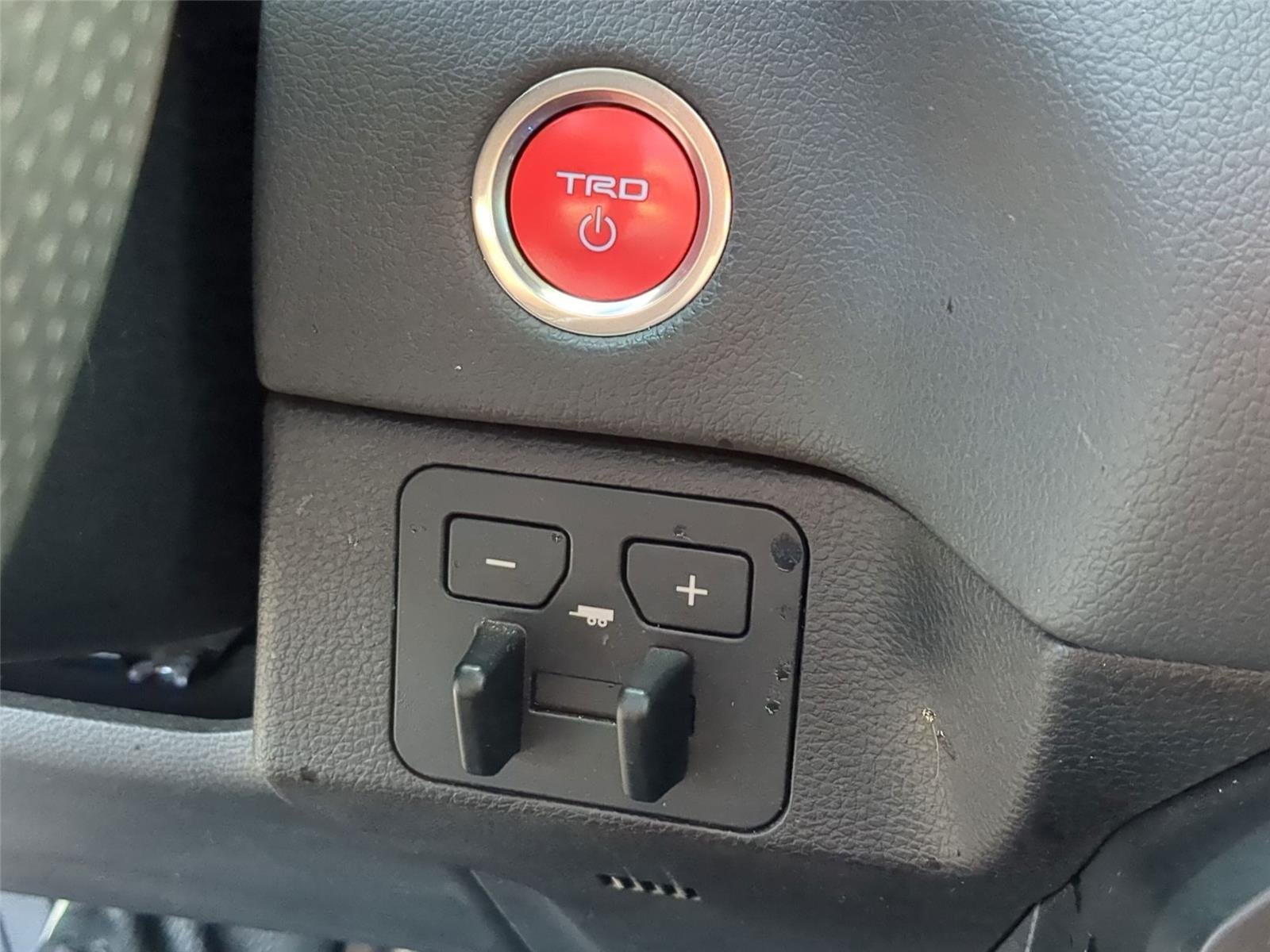 Used 2023  TOYOTA  image 31