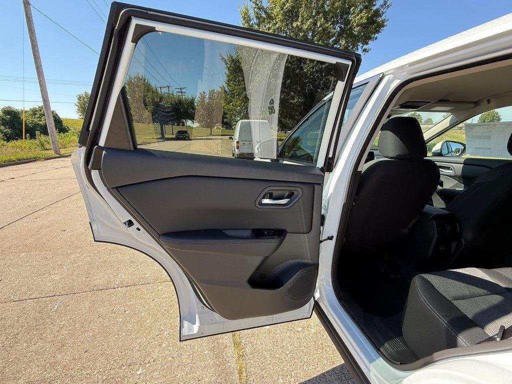 2026 Nissan Rogue SV - Photo 18
