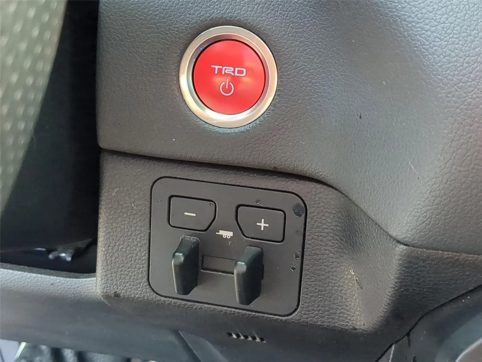 Used 2023  TOYOTA  image 31