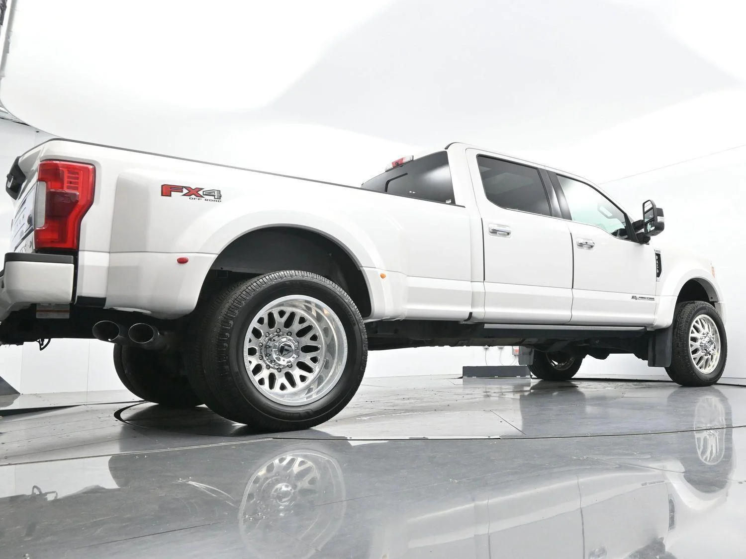 Used 2019 White Platinum Metallic Tri-Coat Ford Platinum image 55