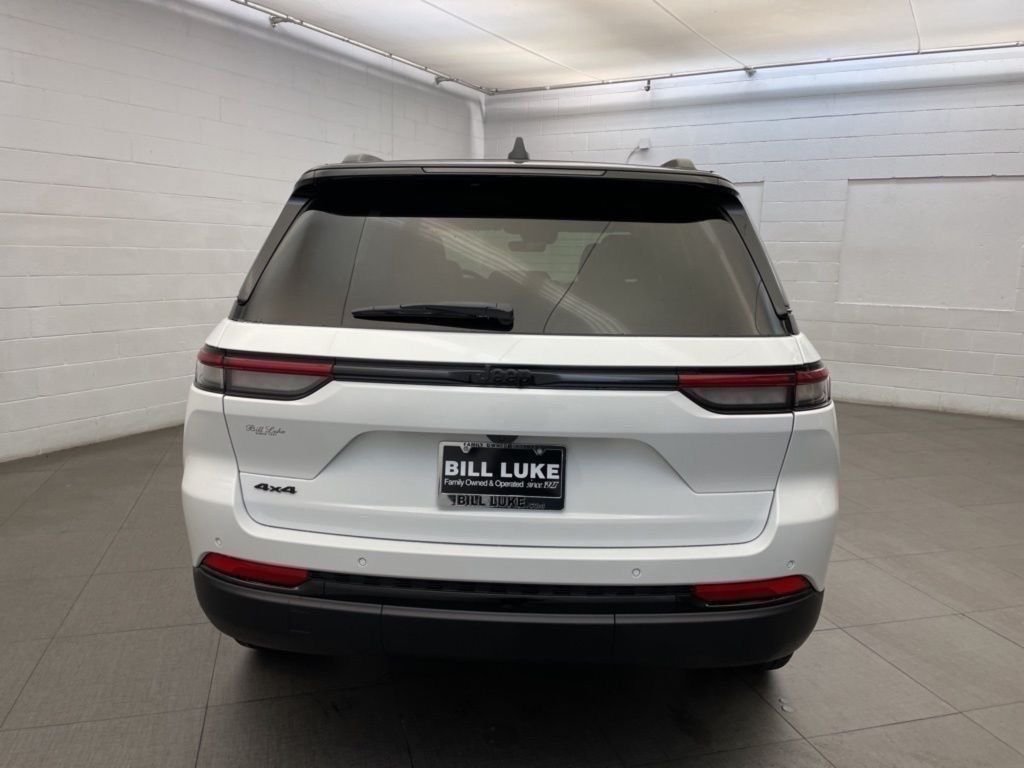 New 2025 Bright White Clear-Coat Exterior Paint Jeep Limited image 4