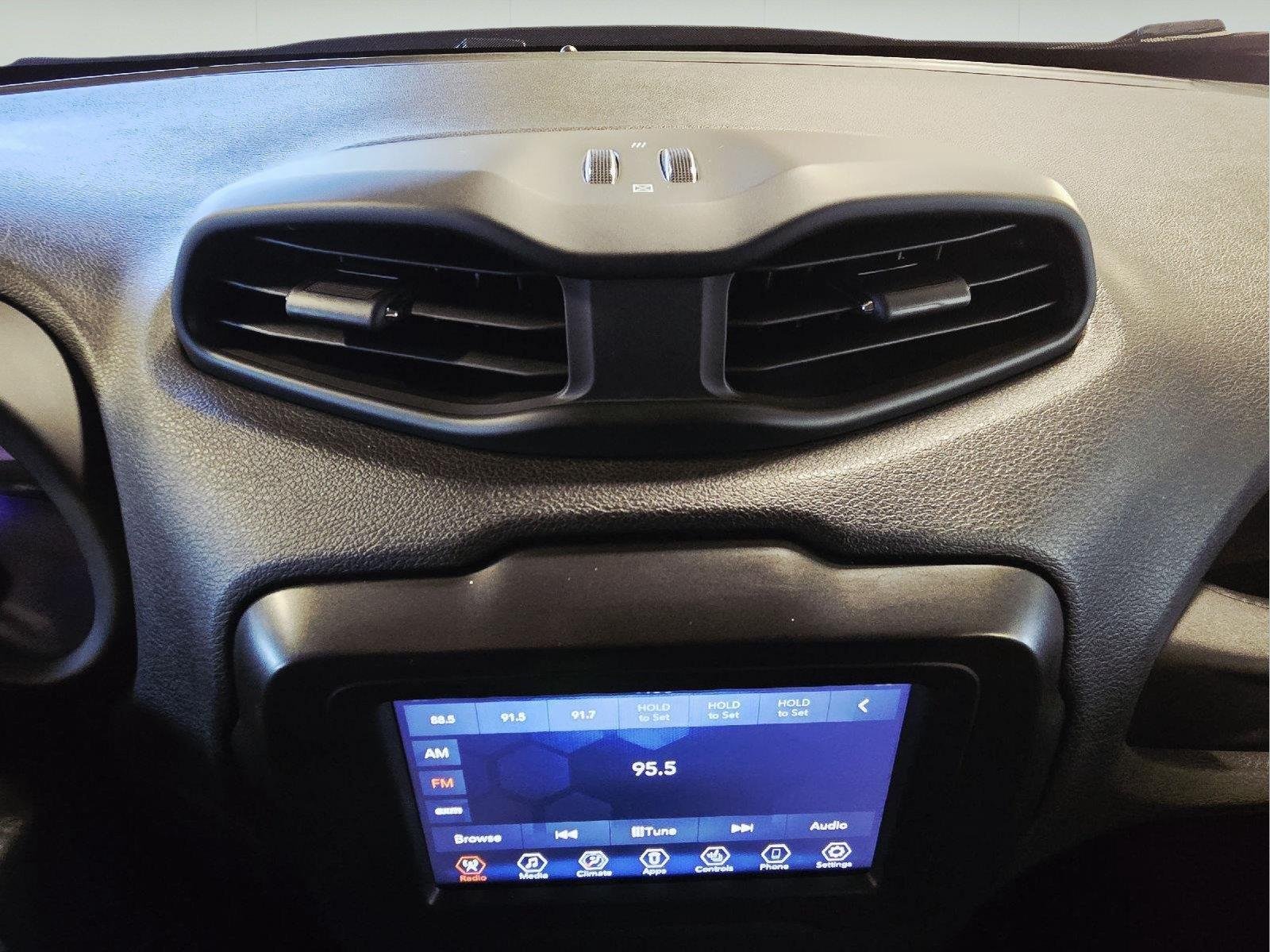Used 2020 Sting-Gray Clearcoat Jeep Latitude image 19