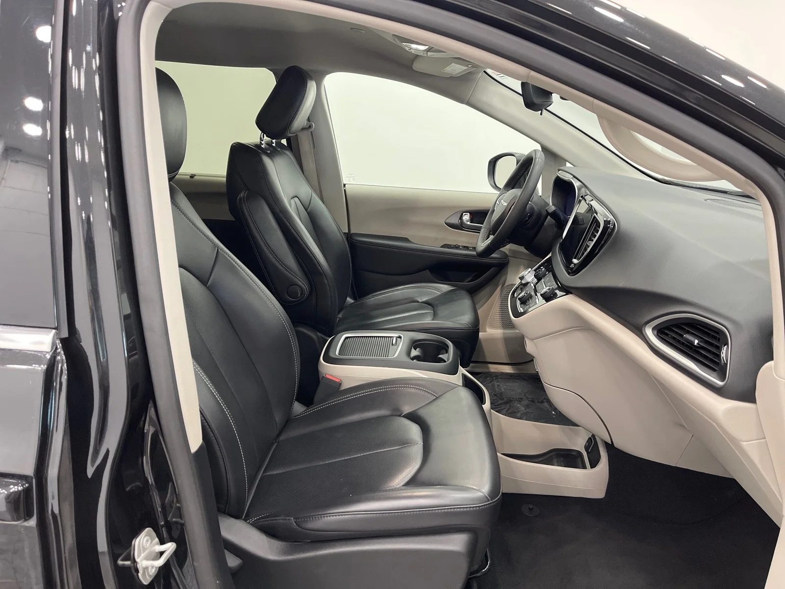 Used 2023 Brilliant Black Crystal Pearlcoat Chrysler Touring L image 49