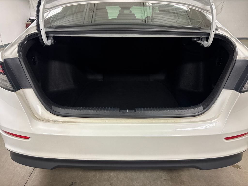 Used 2023 White Honda LX image 18