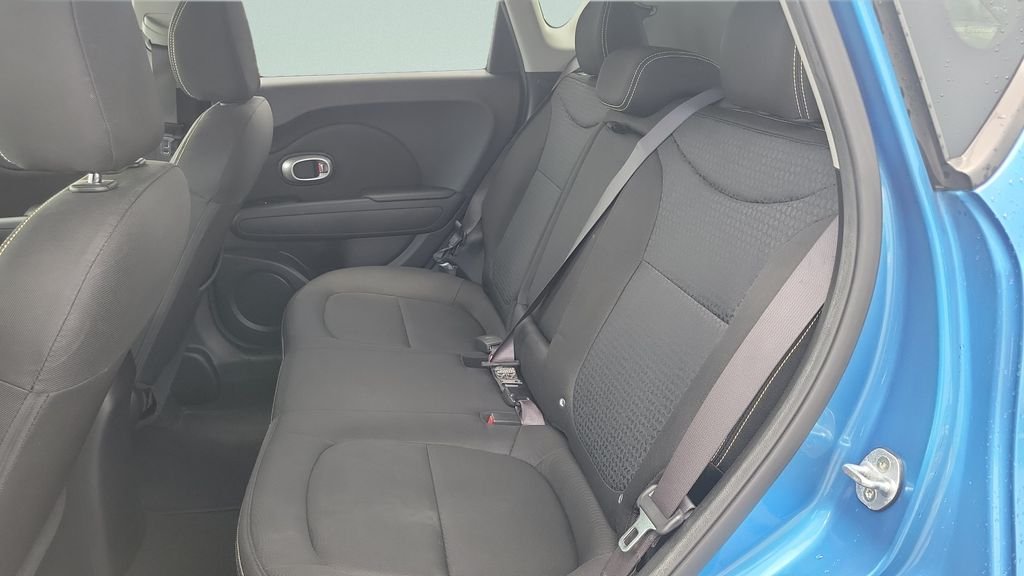 Used 2016 Blue Kia Plus image 10
