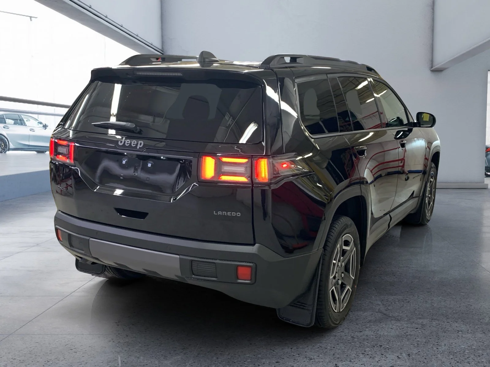 New 2026 Diamond Black Crystal Pearl Jeep Laredo image 5
