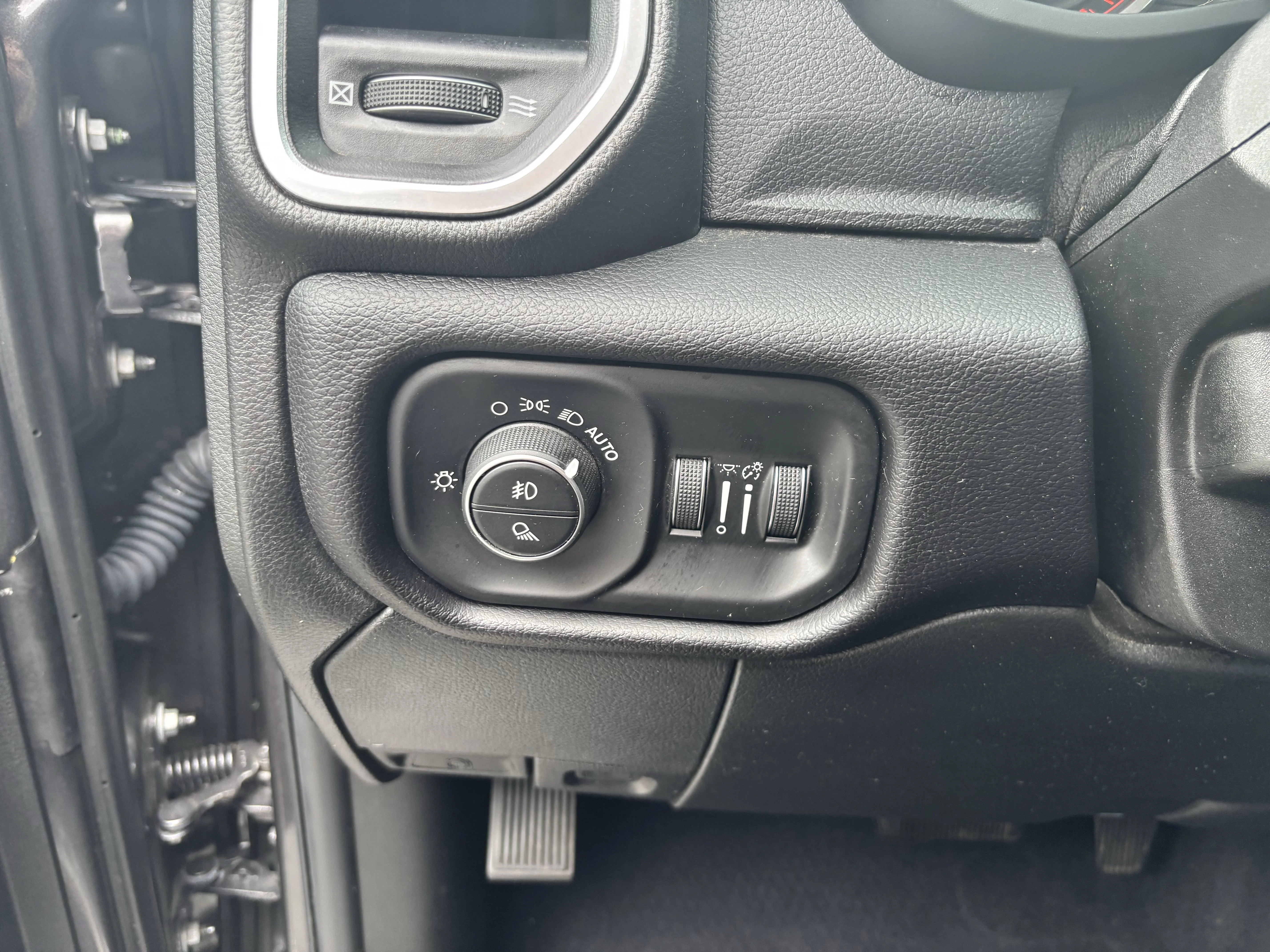 Used 2021 Granite Crystal Clearcoat Metallic Ram Laramie image 13