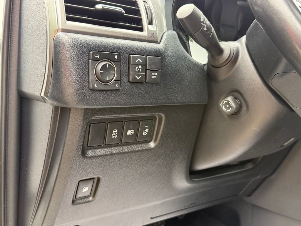 Used 2022 White Lexus 460 image 26