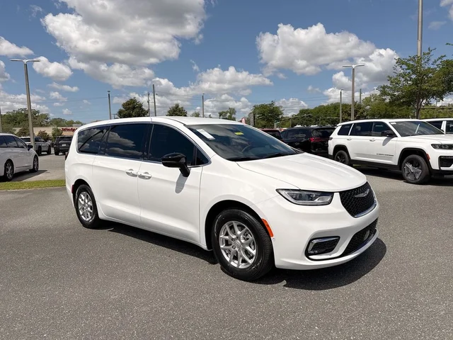 2026 Chrysler Pacifica Select's photo