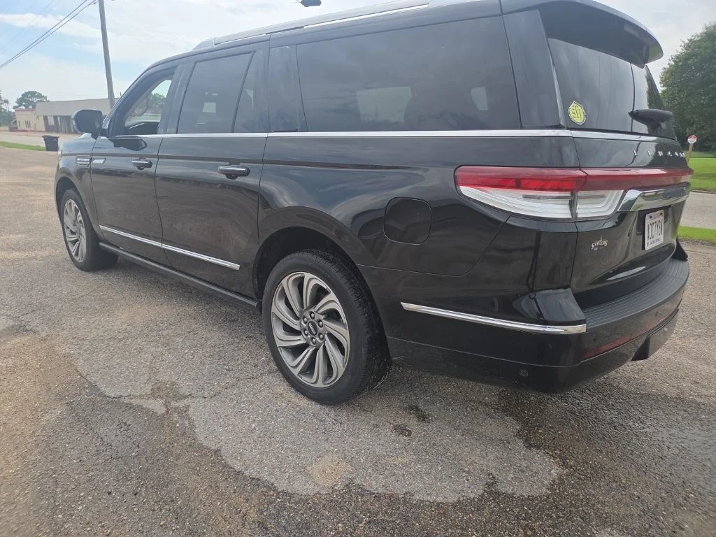 Used 2022 Black Lincoln Reserve image 7