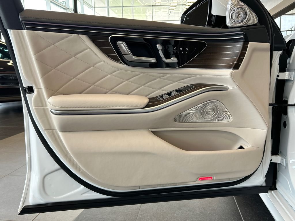 New 2027 MANUFAKTUR Moonlight White Metallic Mercedes-Benz S 580 image 6