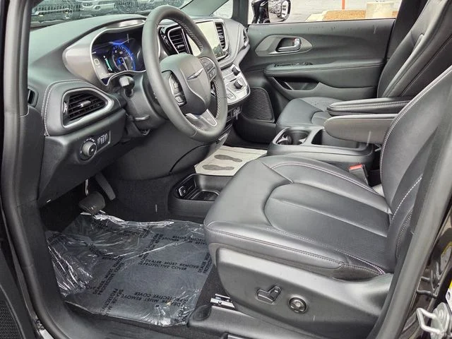 Used 2025 Black Chrysler Select image 15