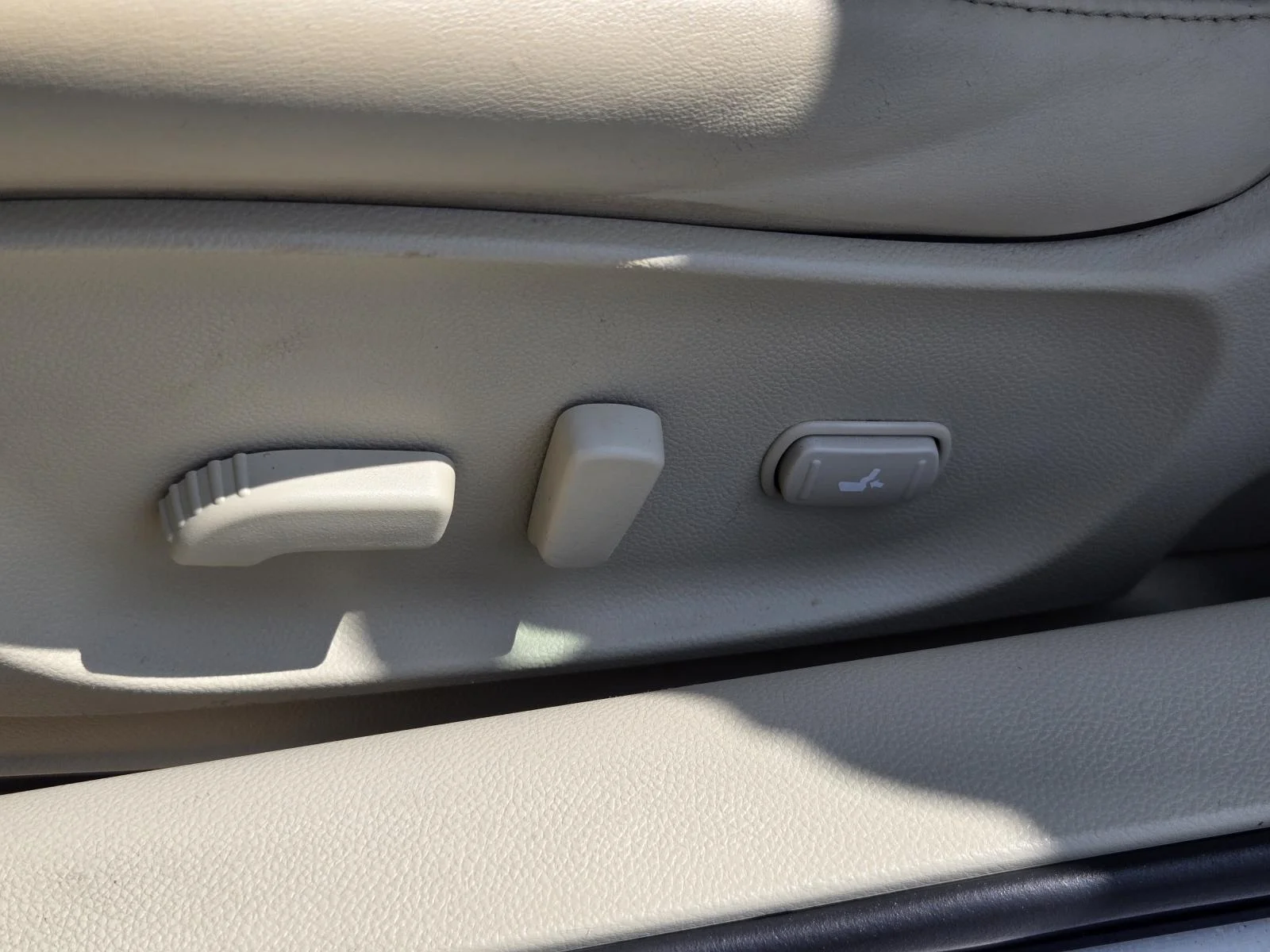 Used 2011 Moonlight White INFINITI 2dr Base image 23