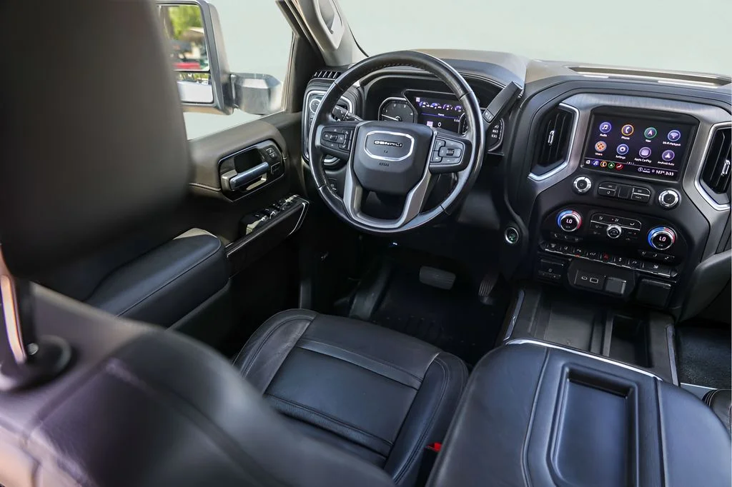 Used 2022 White GMC Denali image 31