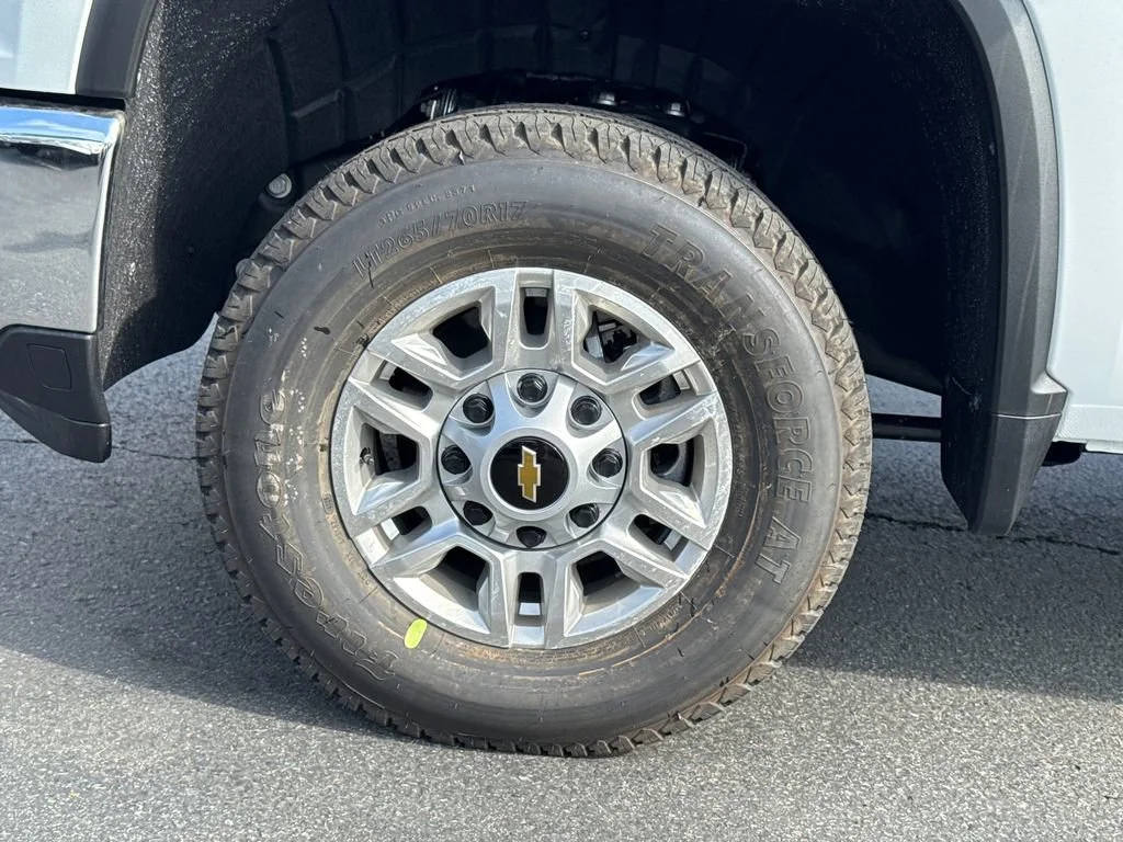 New 2026 Summit White Chevrolet WT image 5
