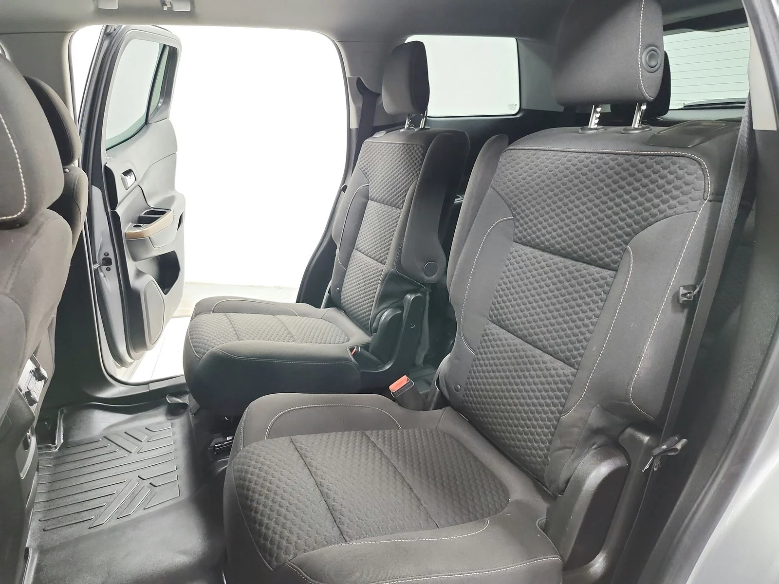 Used 2018 Silver GMC SLE-2 image 34