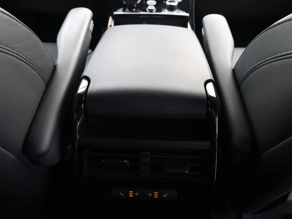 Used 2023 White Land Rover SE Dynamic image 27