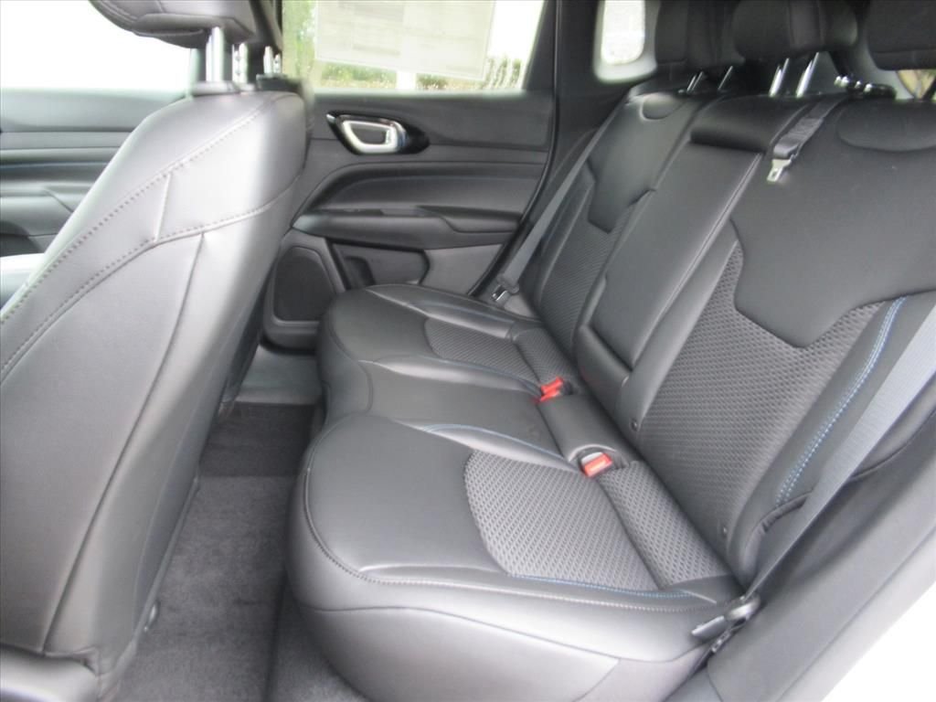 New 2026 Silver Zynith Metallic Clearcoat Jeep Latitude image 26